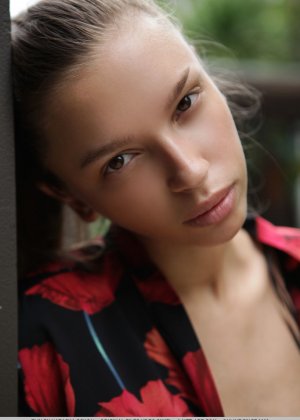 Стройная молоденькая Элин бросает знойные взгляды, позируя обнаженной на палубе