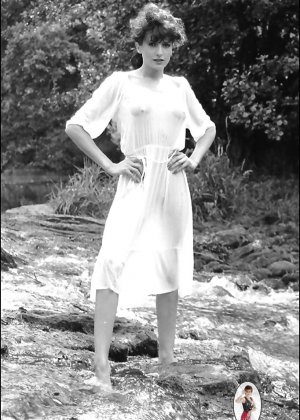 Изящная брюнетка демонстрирует свои товары в этом винтажном наборе фотографий