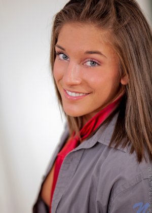 Новая модель позирует обнаженной в галстуке, прежде чем отправиться на учебу в колледж