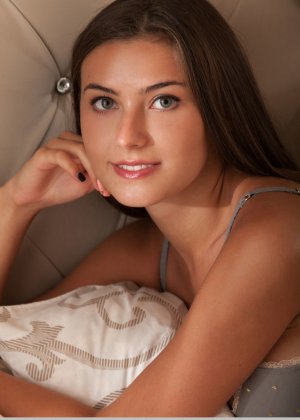 Красивая брюнетка с большими натуральными сиськами Муза растягивает свою пизду