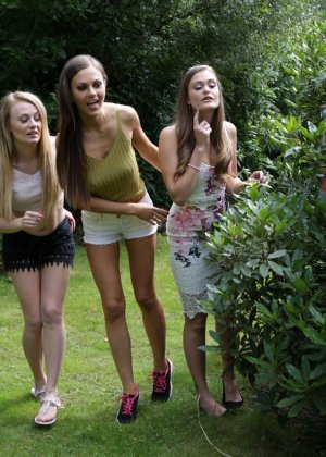 Три красотки ублажают похотливого вуайериста на берегу частного озера