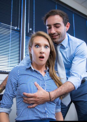 Симпатичная секретарша Сьюзи играет со своими длинными волосами, прежде чем показать свою грудь