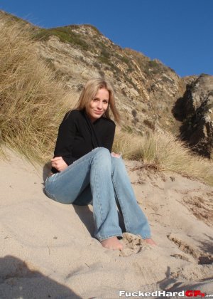 Великолепная подружка стягивает штаны на открытом воздухе, чтобы устроить сексуальное шоу