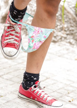 Любительская негритянка соло с большими волосами, открывающими отвисшие черные сиськи