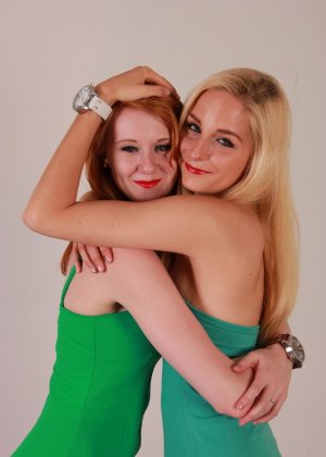 Девушки-лесбиянки Ева и Аманда демонстрируют свои часы Oozoo полностью одетыми