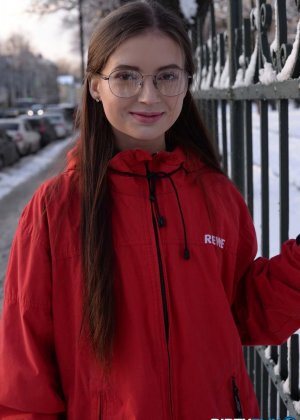 Молодая девушка Селена щеголяет зияющим анусом после анального секса в очках