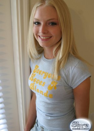 Блондинка любительская модель Скай сама моделирует в короткой юбке