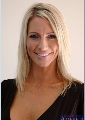 Ослепительная милфа Эмма Старр демонстрирует пышные сиськи и бритую щель