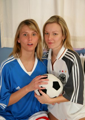 Межрасовые лесбосы в реальной жизни Ария Александер и Дейзи Дукати лижут киску