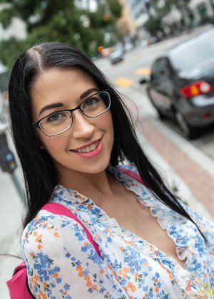 Симпатичная блондинка Скай модель сверкает своими хлопчатобумажными трусиками на поле для гольфа