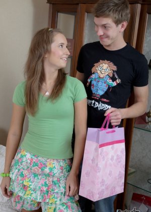 Миниатюрная подросток идет из киски в рот с болотным членом в носках