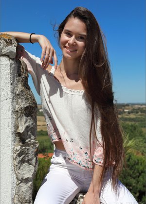 Гламурная модель позволяет груди соскользнуть, позируя на открытом воздухе