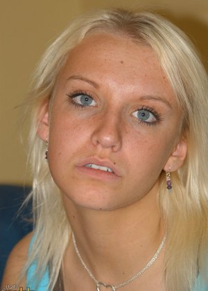 Голубоглазая блондинка-любительница Джордан смазывает свою киску кремом во время крупным планом