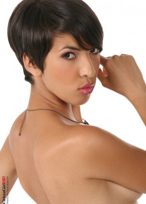 Коротко стриженная латиноамериканка Жасмин Аравия снимает атласное нижнее белье в прозрачных чулочно-носочных изделиях