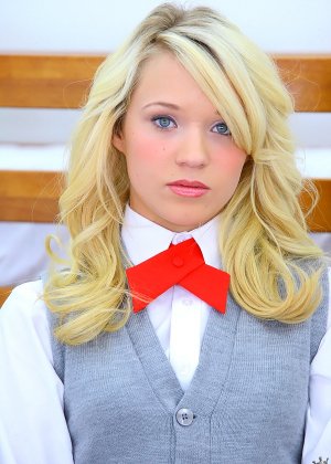 Студентки мелькают голыми юбками и сосут член в комнате общежития.