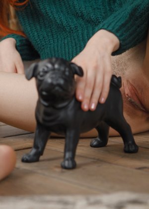 Бледно-рыжая Шерис освобождает свое тощее тело от свитера