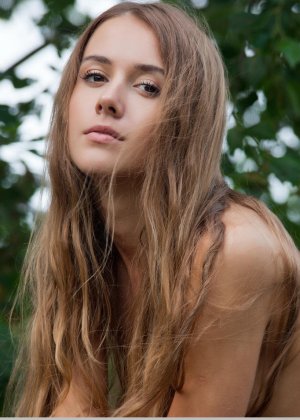 Худенькая модель-подросток Лина Даймонд снимает шорты, чтобы позировать обнаженной на столе для пикника