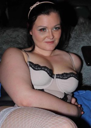 Неразборчивые в связях девчонки наслаждаются грязной групповухой с похотливыми парнями