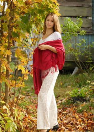 Красивая девочка-подросток выглядит идеально, позируя обнаженной в саду