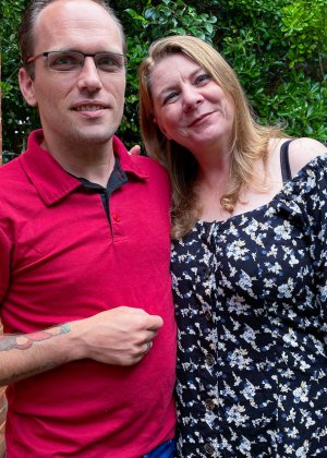 18-летняя брюнетка Сара Рич лижет член своего парня до и после траха