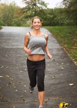 Индийская женщина Кавья Шарма обнажает свою натуральную грудь, когда раздевается