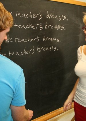 Учительница-пума раздевает своего ученика-мужчину, чтобы продемонстрировать, как дрочить