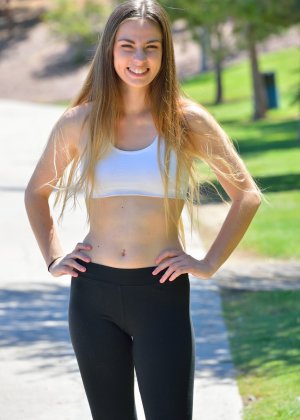 Любительская модель ласкает свою пизду бананом во время публичного эксгибиционизма