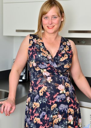 Пухленькая мамочка с большими натуральными сиськами раздвигает свою киску после захвата голой задницы