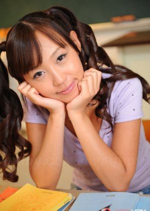 Блондинка с красивыми сиськами работает без школьной формы, чтобы позировать обнаженной