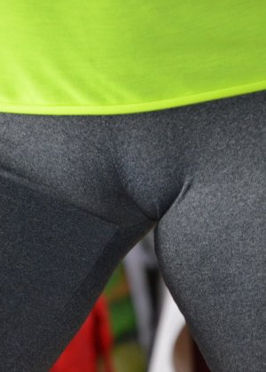 Цыпочка топлесс Тиа натягивает штаны на свою красивую задницу в красных кожаных сапогах