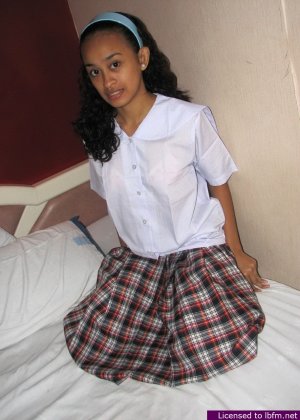 Очаровательная любительская школьница Ангел в белых чулках мелькает под юбкой в трусиках