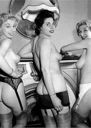 Азиатка Кармен Джой жестко трахается в межрасовой обратной групповухе