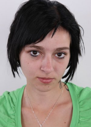 Темноволосая любительница Микаэла обнажает свой штамп бродяги во время своего обнаженного дебюта