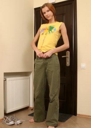 Любительская молодая красотка Таня лежит на полу и раздвигает свои ягодицы