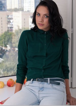 Брюнетка в джинсах обнажает крошечные сиськи и лысую киску подростка во время раздевания