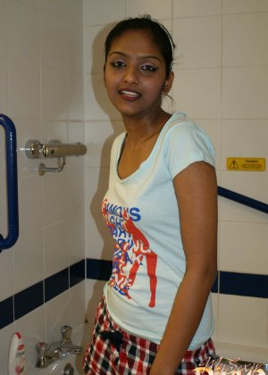 Индийская красотка Зоуи сбрасывает розовое платье, чтобы полностью раздеться в одиночестве