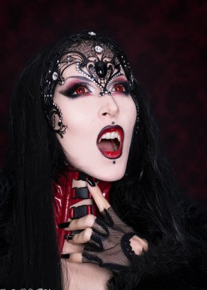 Девушка-гот Бритва Кэнди работает своими сиськами и пиздой, чтобы не видеть сквозь комбинезон